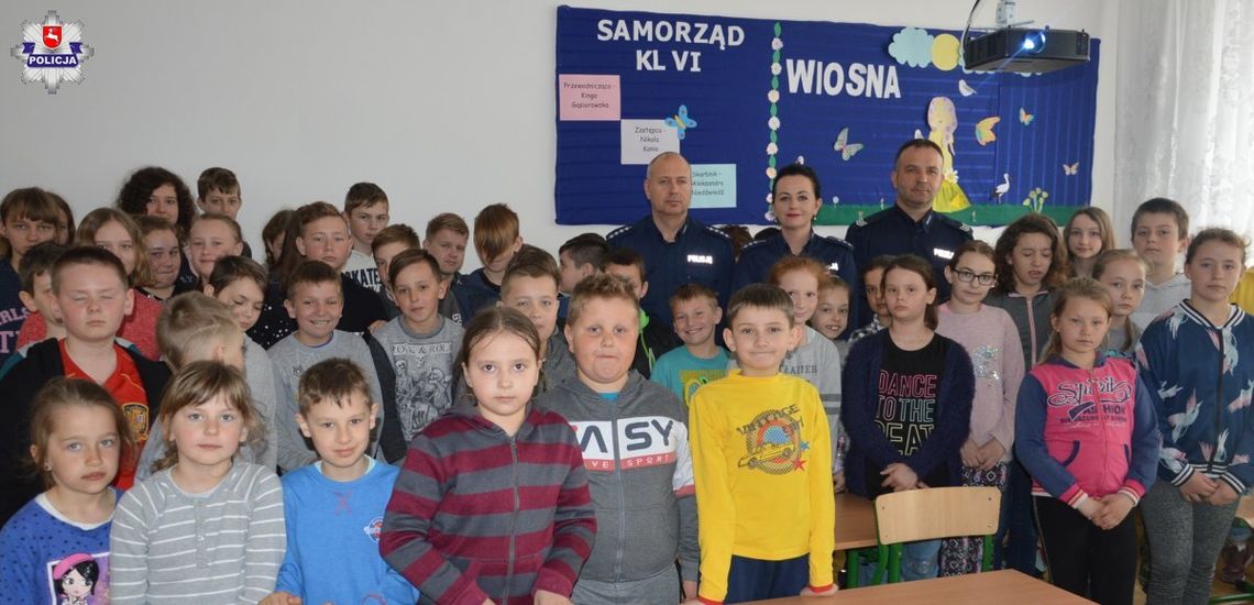 Gm. Hrubieszów: Policjanci odwiedzili uczniów ze Ślipcza