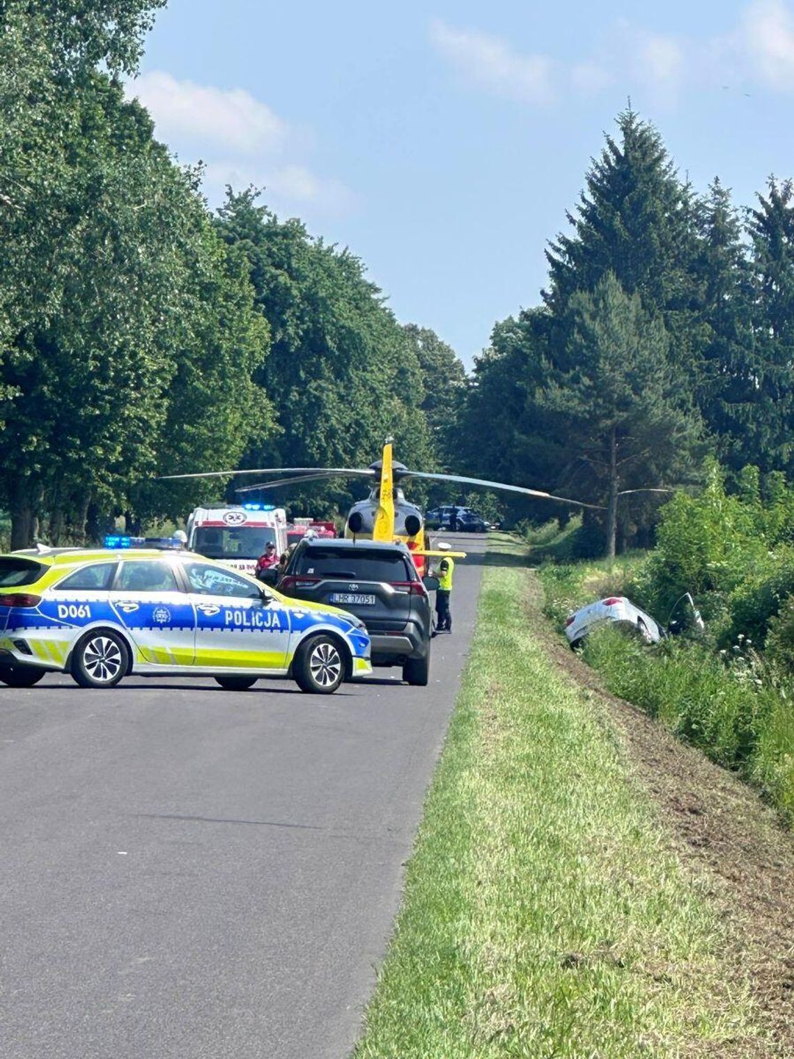 Na miejsce wypadku wezwano śmigłowiec Lotniczego Pogotowia Ratunkowego, którym ranną 63-latkę przetransportowano do szpitala.