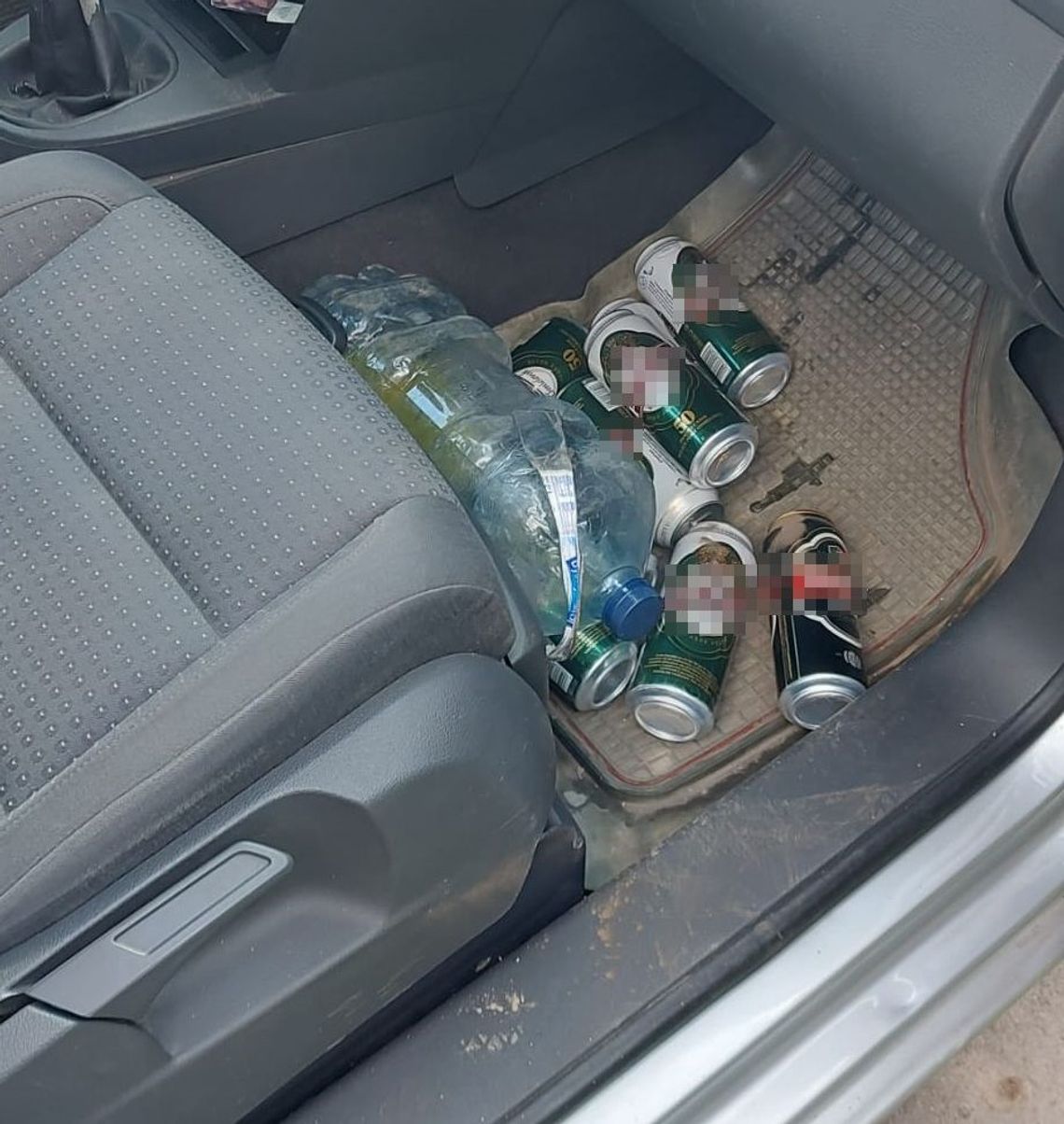 Dzielnicowi z Ulhówka zatrzymali kompletnie pijanego kierowcę VW.