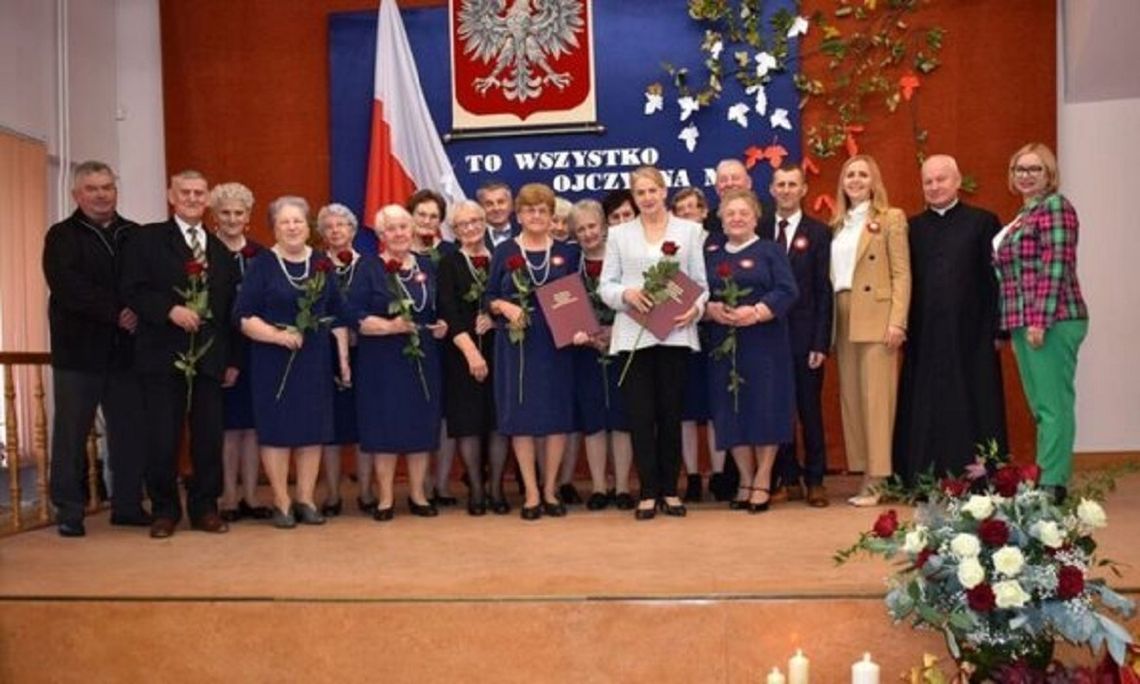 Klub Seniora Legenda i Anna Pawliszak dołączyli do grona laureatów tytułu „Człowiek Roku Gminy Komarów-Osada”.