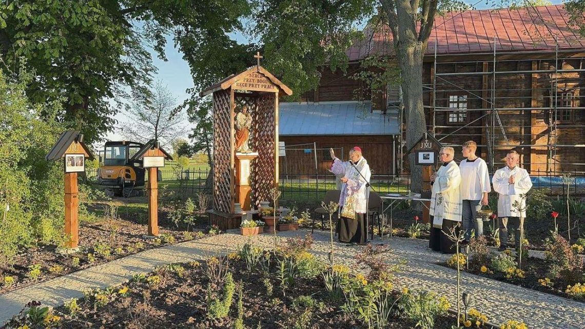 Poświecenia ogrodu dokonał 1 maja ordynariusz diecezji zamojsko-lubaczowskiej. Fot. Parafia w Dubie