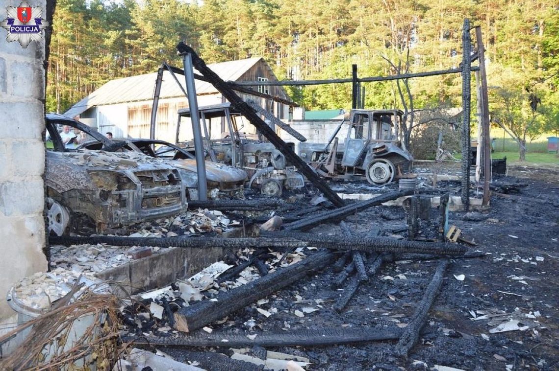 W poniedziałek 17 czerwca w jednej z miejscowości gm. Krasnobród wybuchł pożar. Ogień strawił budynek gospodarczy, w którym zaparkowane były pojazdy i maszyny rolnicze.