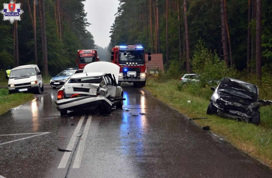 Kierująca VW zignorowała znak STOP, doprowadzając w Hutkach do wypadku z udziałem trzech pojazdów.