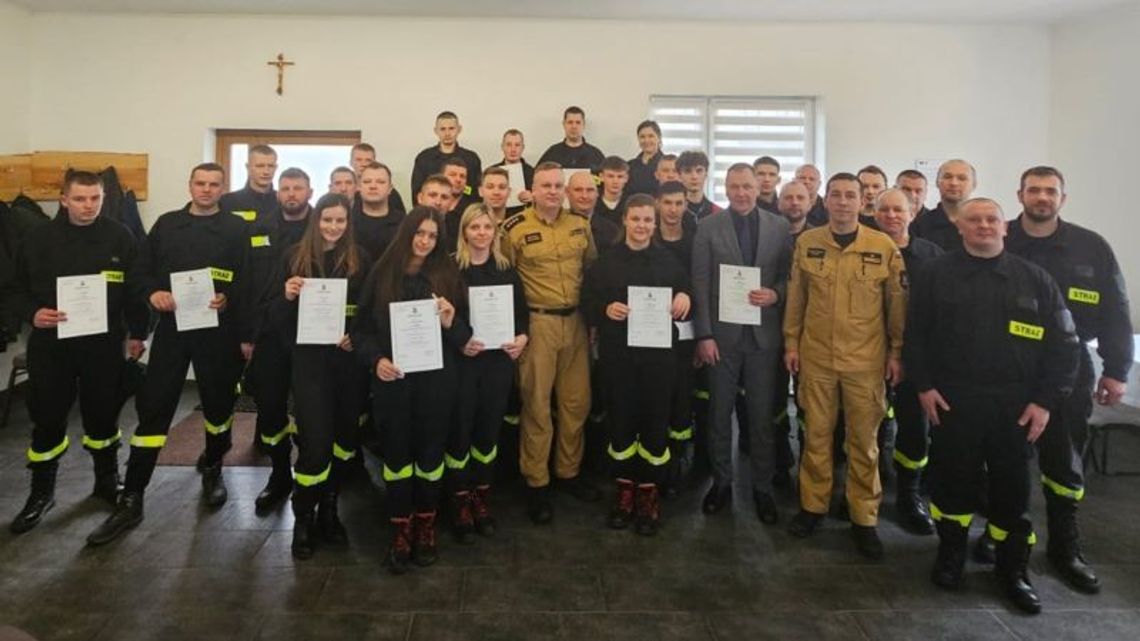 38 strażaków-ratowników OSP otrzymało świadectwa ukończenia kursu podstawowego.