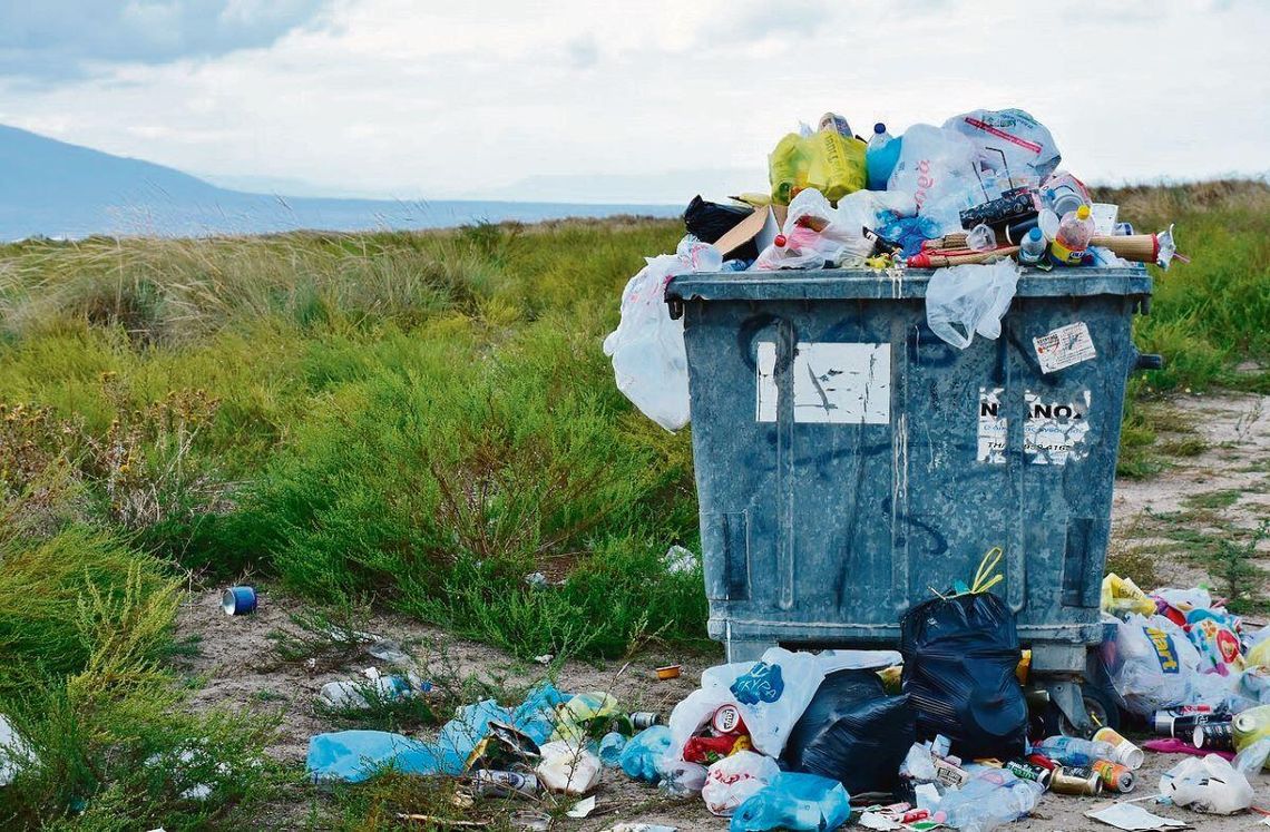 Nowe stawki opłaty za odbiór i zagospodarowanie odpadów, nowe zasady segregowania tekstyliów i nowa firma, która zajmie się wszystkimi odpadami z terenu gminy Krynice.