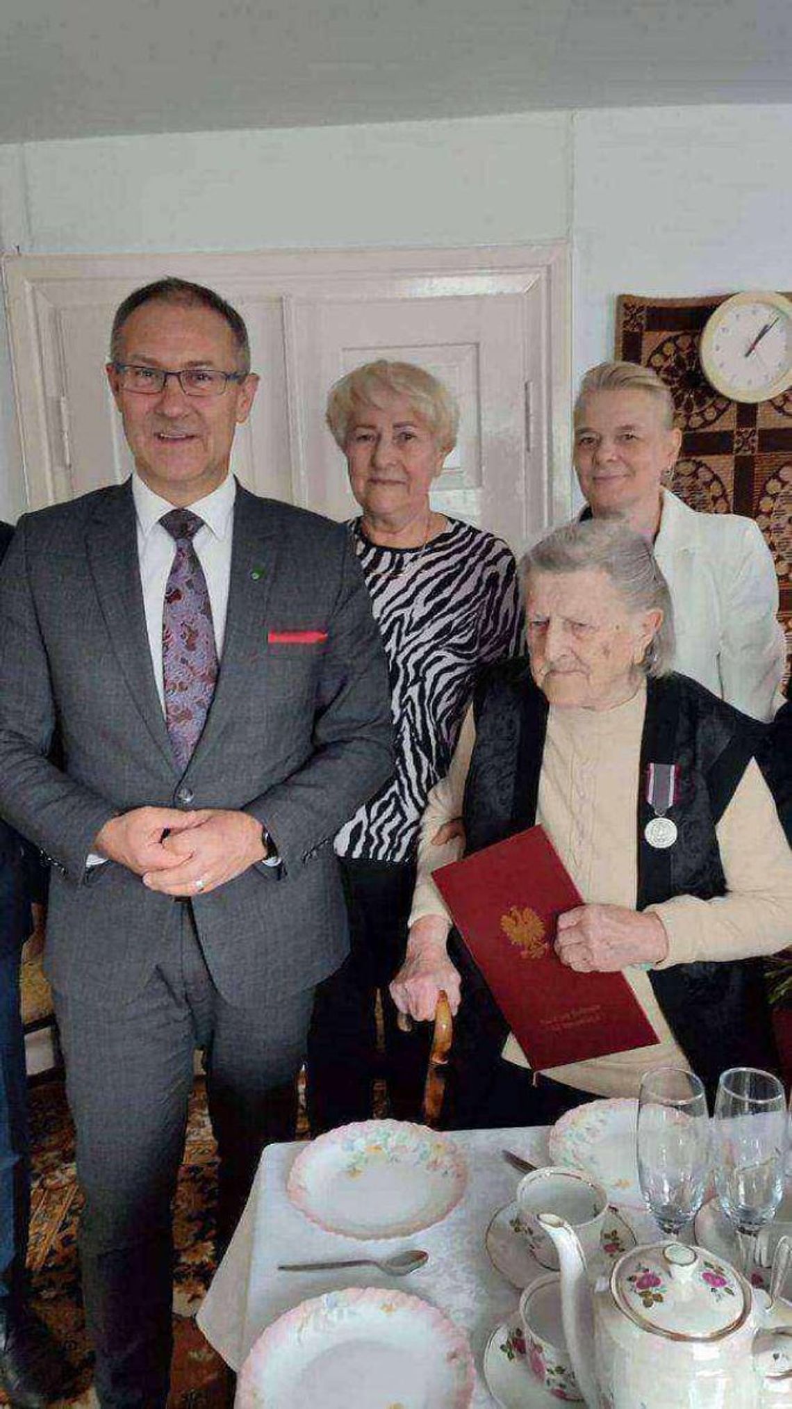 Najstarsza obecnie mieszkanka gminy Krynice, Feliksa Bochenek z Dzierążni, dostała medal  Pro Bono Poloniae. Podczas pacyfikacji rodzinnej wioski pani Feliksa uratowała przed śmiercią 9-miesięczną dziewczynkę.