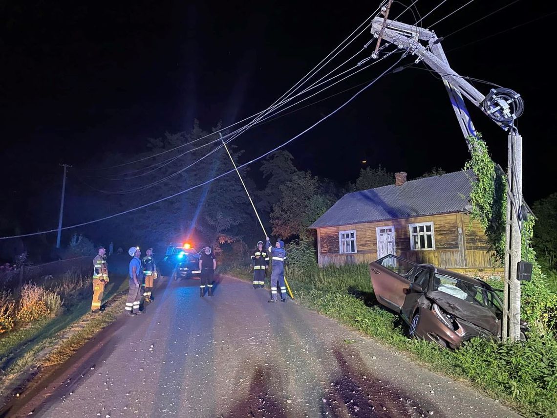 W miejscowości Zwiartów-Kolonia kierujący samochodem Kia stracił panowanie nad pojazdem i uderzył w słup energetyczny.