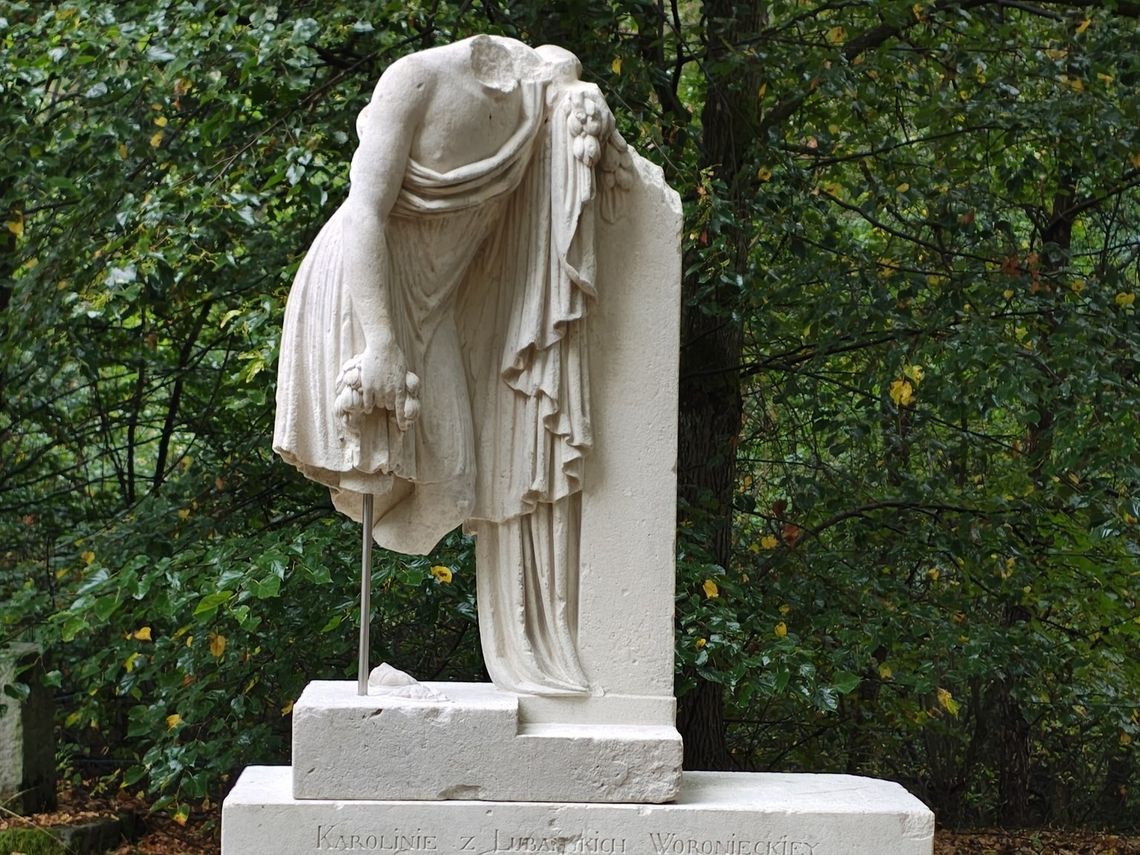 Gm. Lubycza Król.: Nagrobek księżnej Karoliny Woronieckiej częściowo odratowany. Co dalej z nim będzie? Nagrobek śp. Karoliny z Lubańskich Woronieckiej już po zakończonych w 2025 r. pracach konserwatorskich.