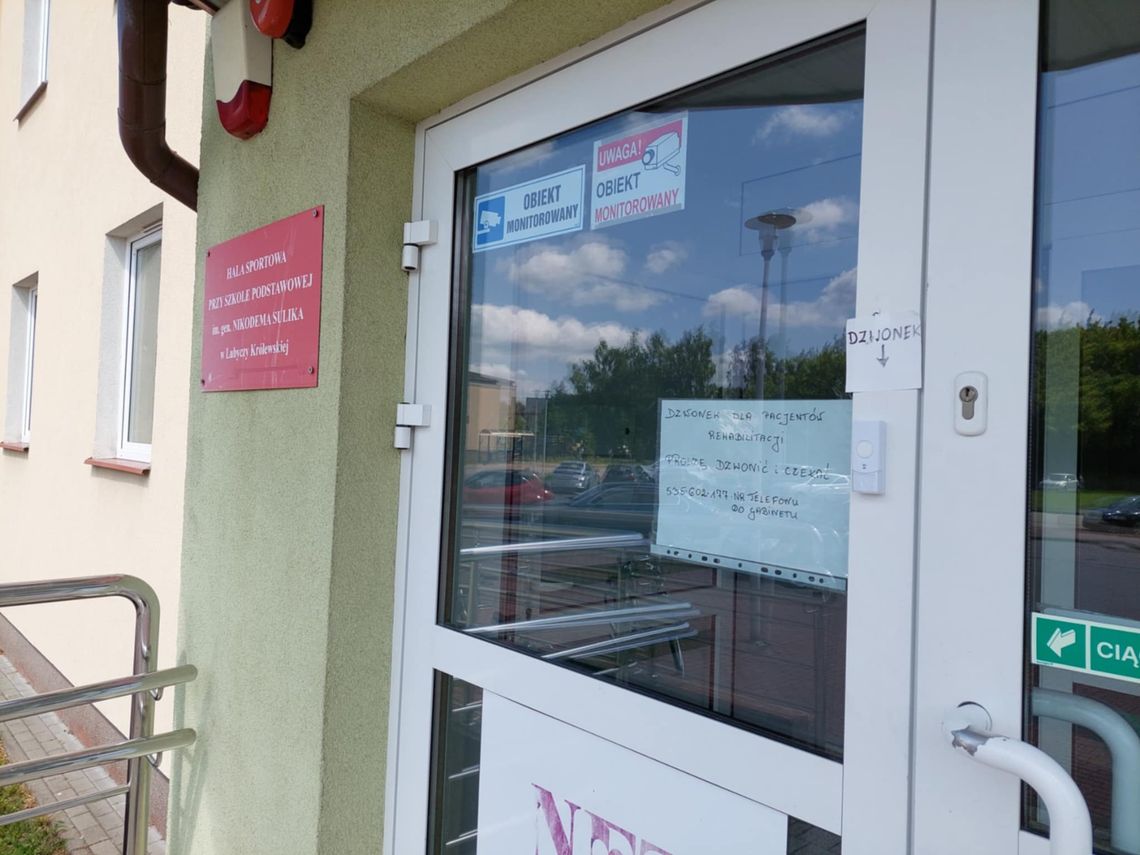 Drzwi do sali gimnastycznej, a jednocześnie do gabinetu fizjoterapii w szkole w Lubyczy Królewskiej są zamknięte. Pacjenci muszą zadzwonić dzwonkiem. To kwestie bezpieczeństwa uczniów.