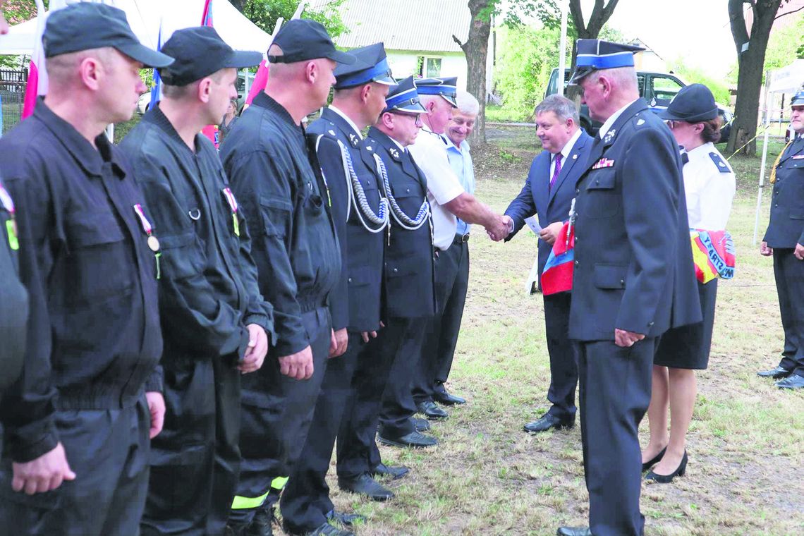 Ochotnicza Straż Pożarna w Dębach istnieje już od 70 lat. Podczas święta druhowie otrzymali odznaki.