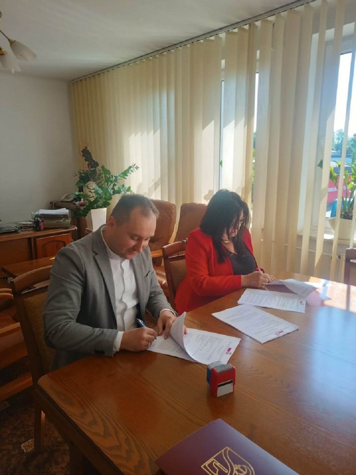 Wójt Gminy Mircze Marta Małyszek podpisała umowę z prezesem Przedsiębiorstwa Robót Drogowych.