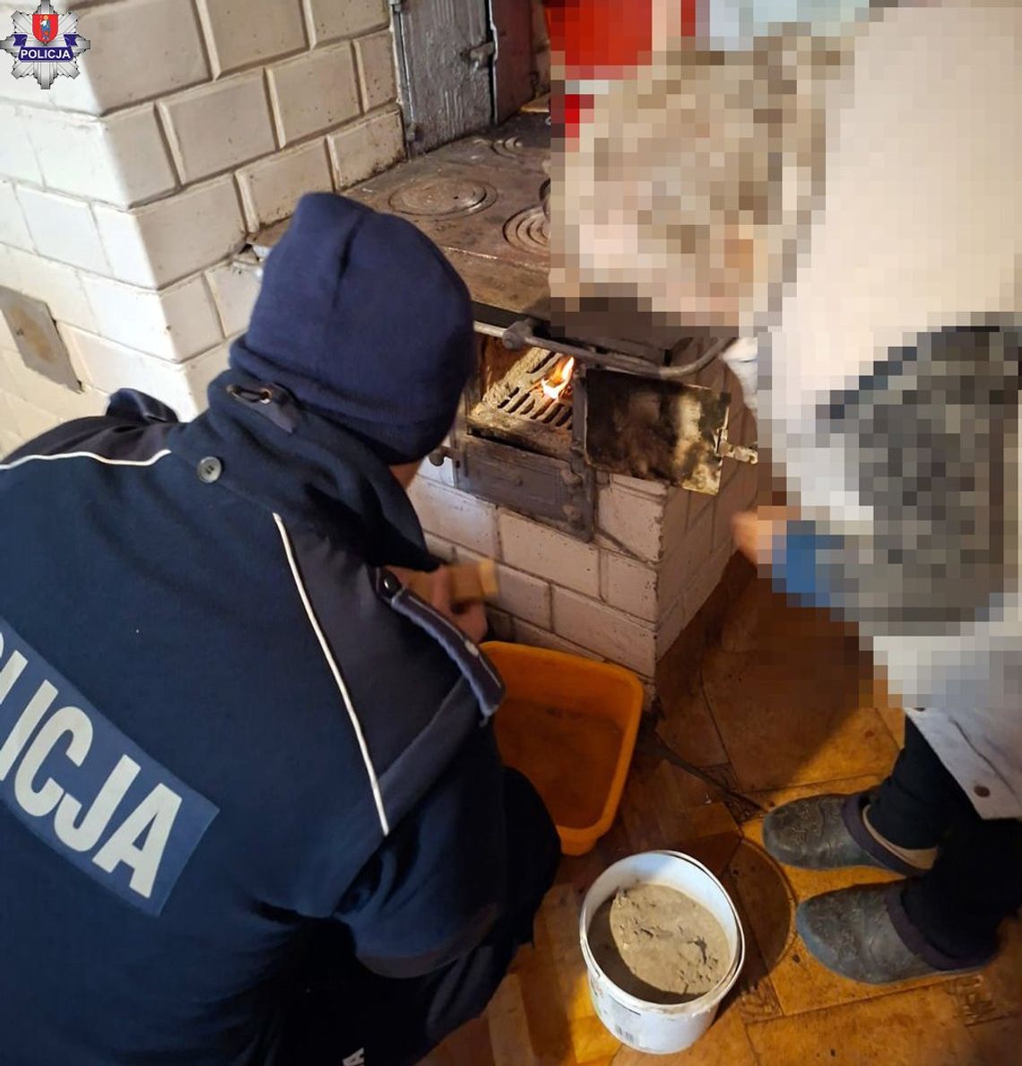W domu 89-latki było bardzo zimno. Policjanci ze Szczebrzeszyna rozpalili w piecu i upewnili się, czy seniorka ma opał na zapas.