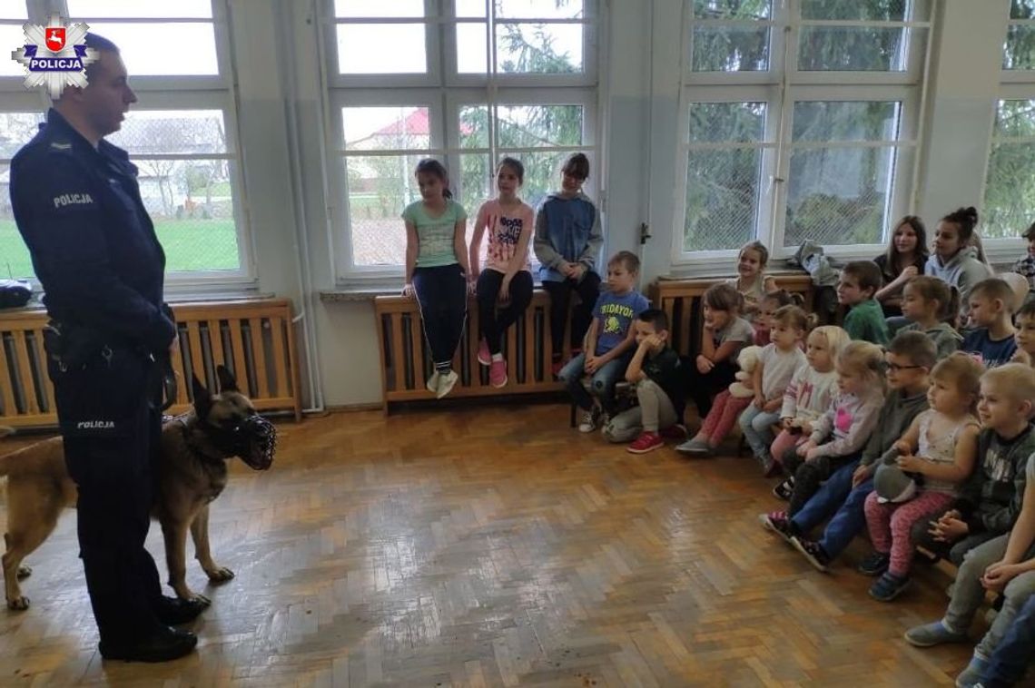 Gm. Sitno: Policjanci i ich pies odwiedzili dzieci z Kornelówki