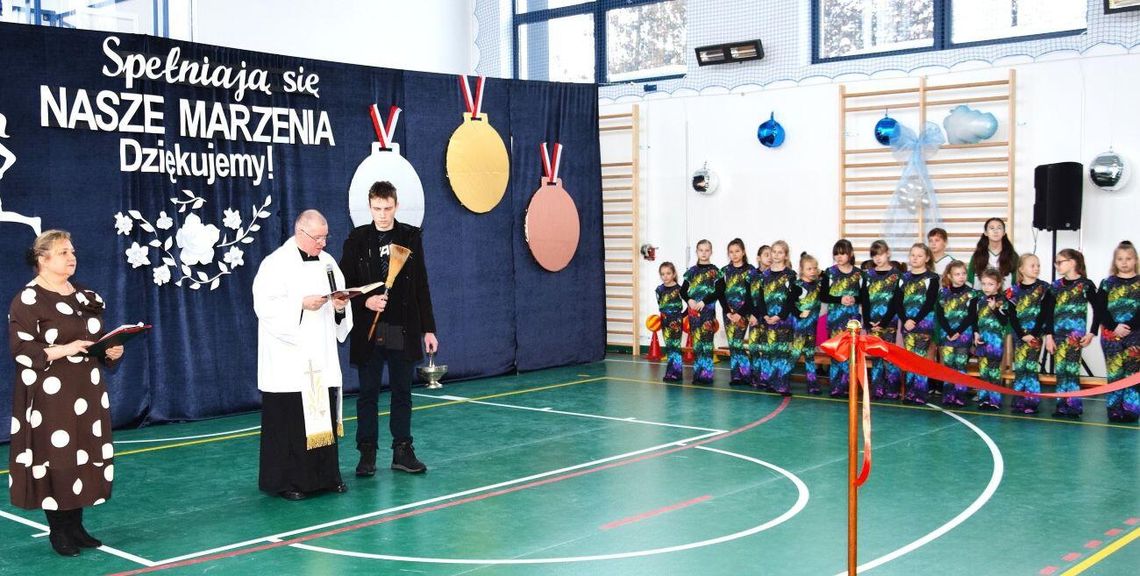 Budowa hali sportowej w szkole w Cześnikach kosztowała 3 mln 369 tys. zł brutto.