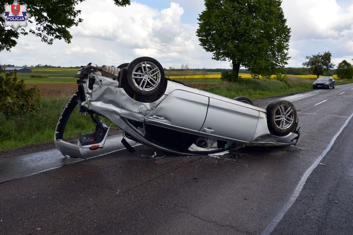 Na DK 74 doszło do zderzenia samochodów marki Audi i Kia.
