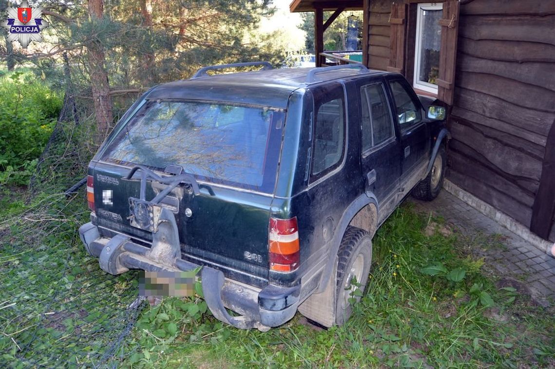 Gm. Skierbieszów: 75-latek wjechał w dom sąsiada. Gdy na miejsce przyjechała policja, wydało się co kryje w domu 75-latek z gm. Skierbieszów kierując pojazdem marki Vauxhall wjechał w ścianę domu sąsiada.
