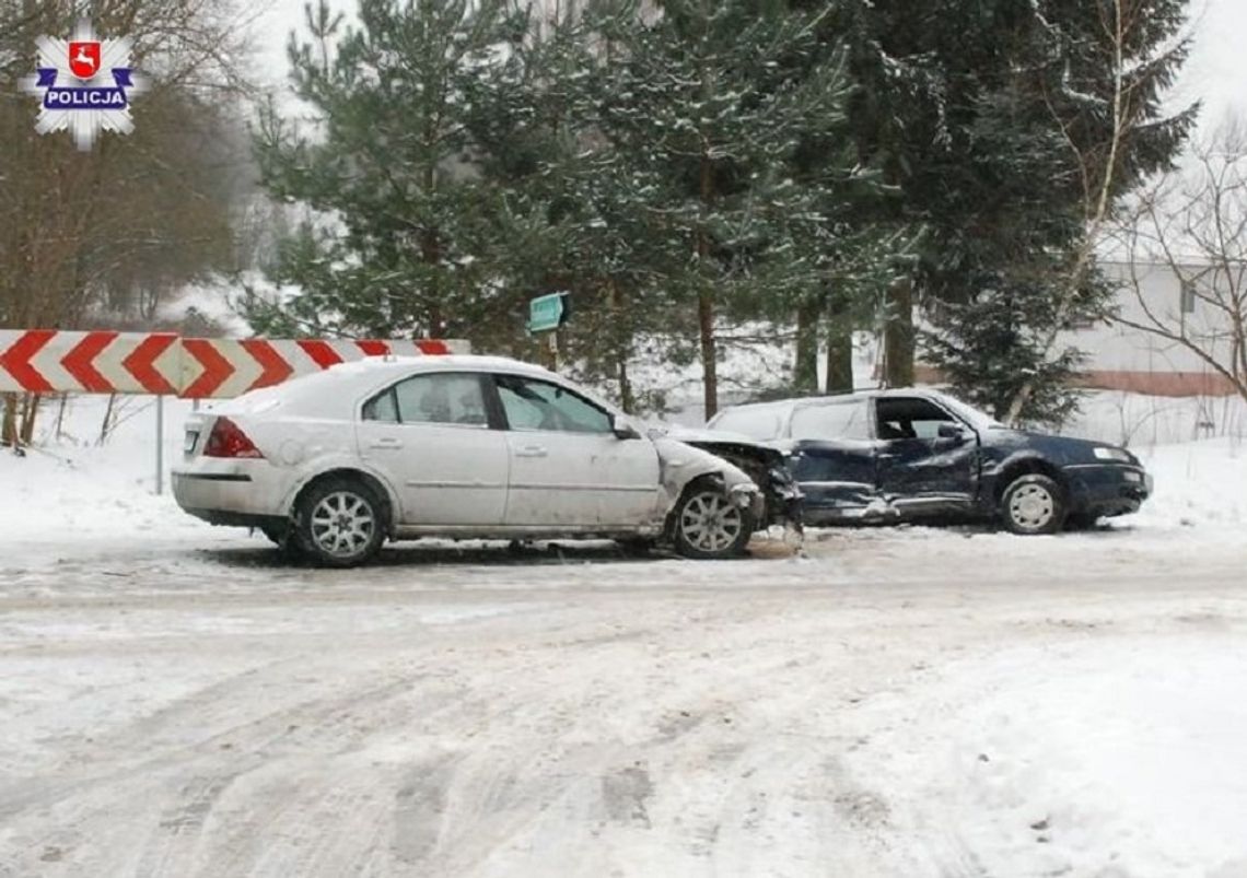 Gm. Skierbieszów: Stłuczka na śliskiej drodze. Ford wjechał w volkswagena (ZDJĘCIA)