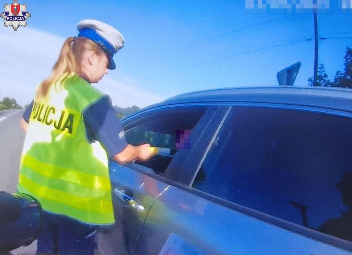Policjanci zamojskiej drogówki zatrzymali 40-letniego pijanego kierowcę, który w aucie przewoził dwójkę dzieci w wieku 4 i 6 lat.