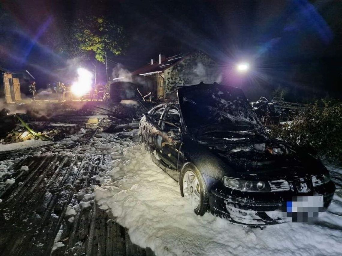 Pożar budynku gospodarczego z pojazdami i sprzętem rolniczym w gm. Stary Zamość.