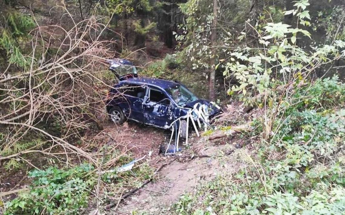 16-letnia pasażerka pojazdu z ciężkimi obrażeniami ciała została przetransportowana śmigłowcem do szpitala w Lublinie.