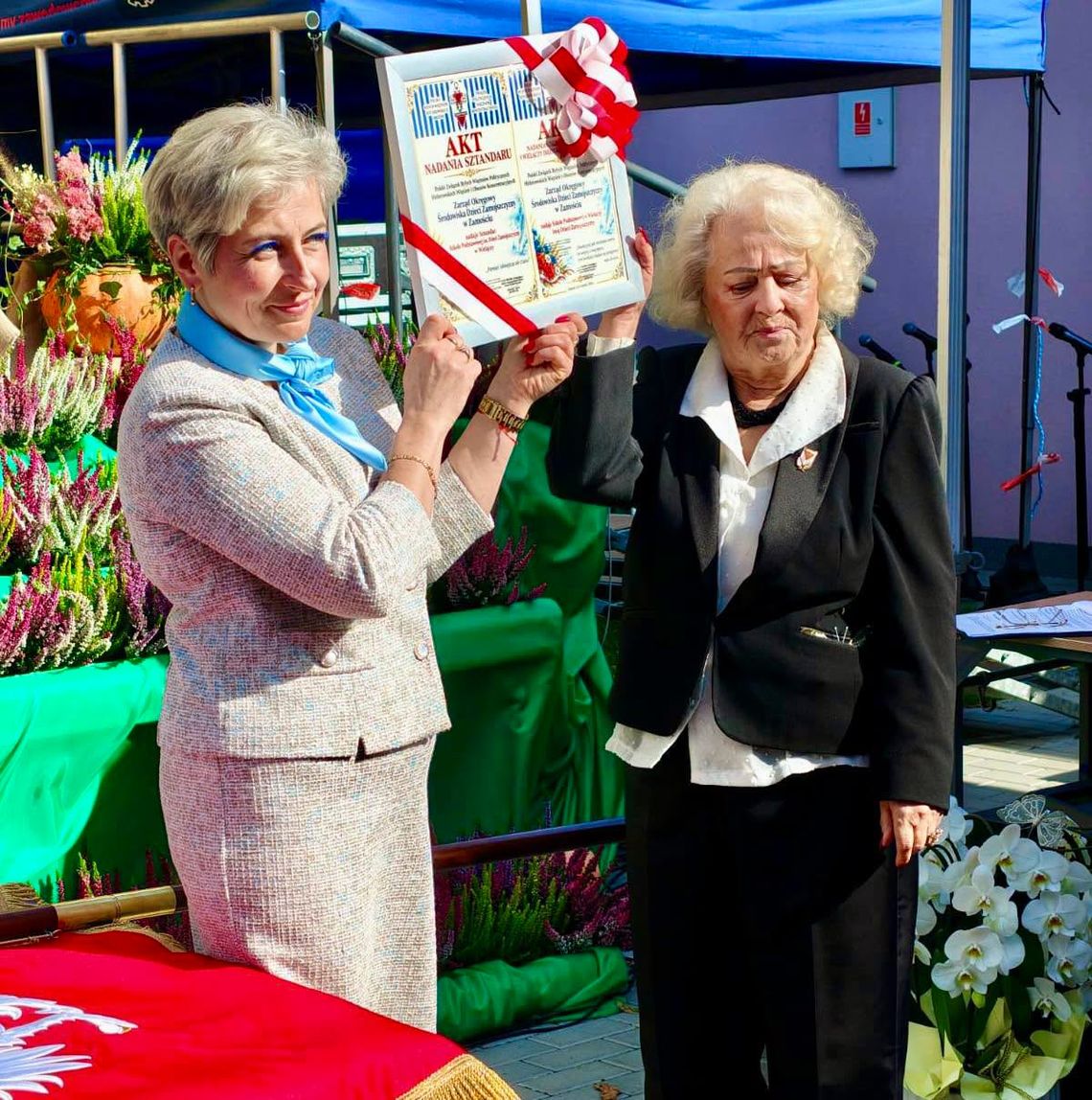 Gm. Szczebrzeszyn: Dzieci Zamojszczyzny patronują szkole w Wielączy Szkoła Podstawowa w Wielączy otrzymała imię Dzieci Zamojszczyzny.