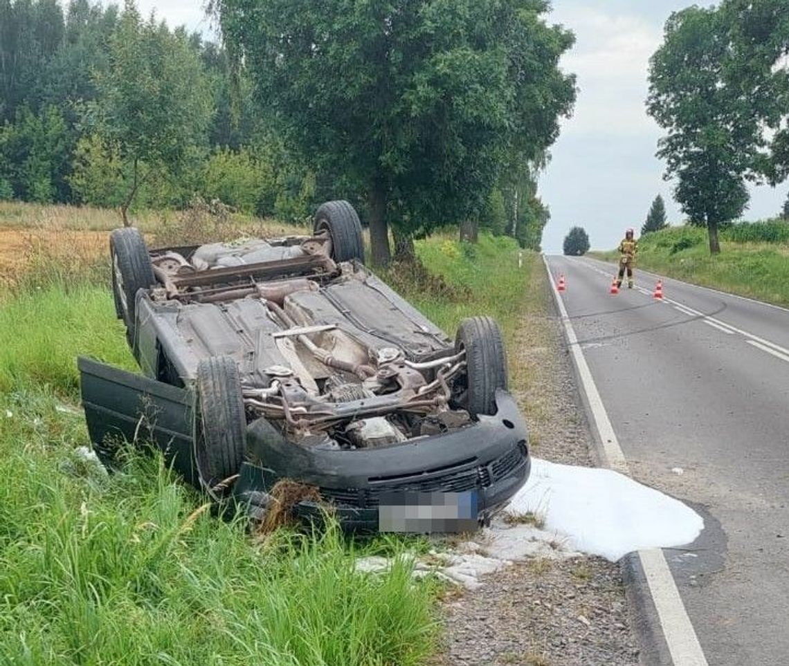 Mężczyzna kierujący VW jadąc przez Wieprzów Ordynacki, stracił panowanie nad pojazdem i dachował.