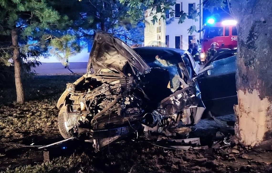 Gm. Telatyn: Samochód uderzył w drzewo. Pięć osób trafiło do szpitala