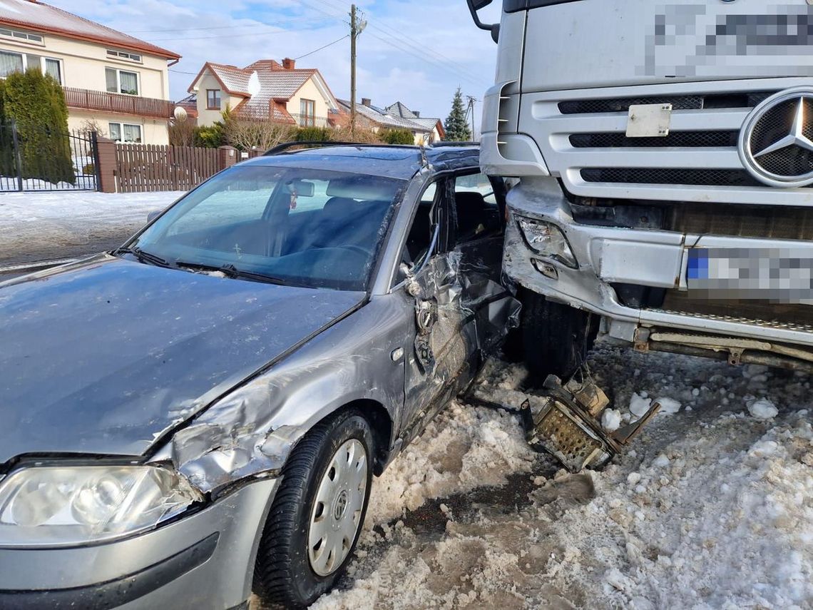 Dwie osoby trafiły do szpitala na skutek wypadku, do którego doszło 23 stycznia na ul. Józefowskiej w Rogóźnie.