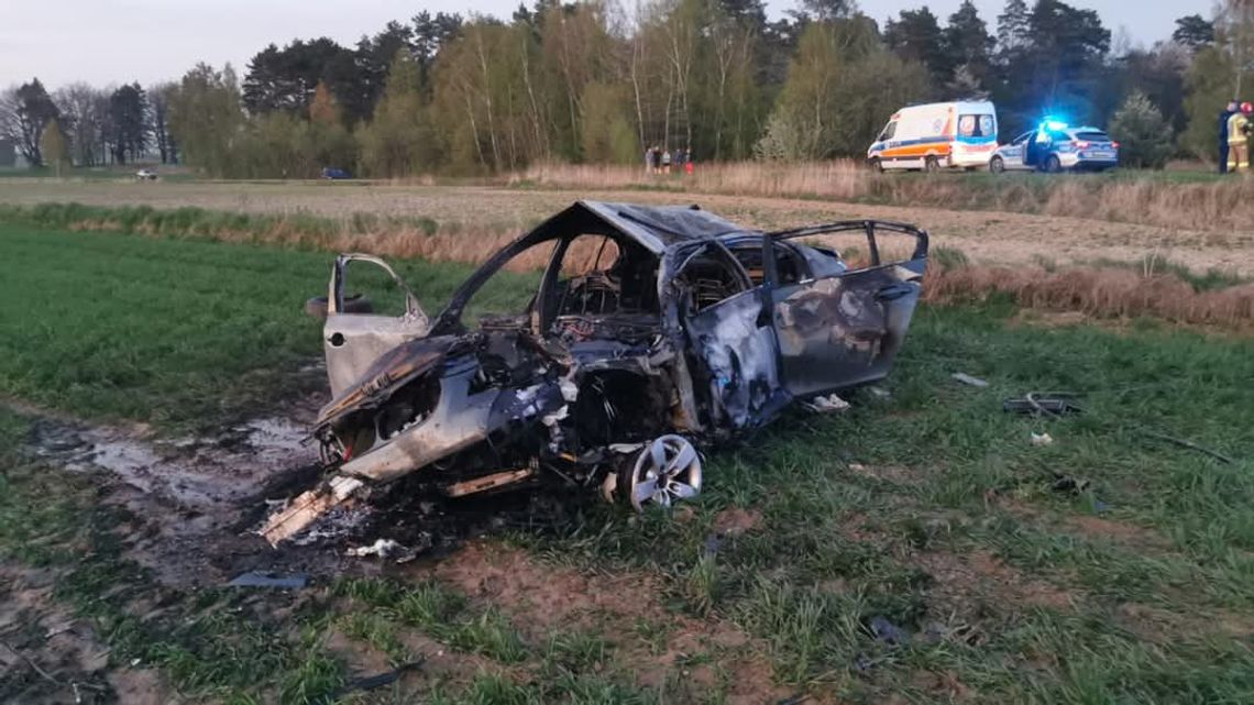 Gm. Tomaszów Lub.: Bmw po dachowaniu stanęło w ogniu. Pasażerka pomogła wydostać się znajomym z płonącego auta