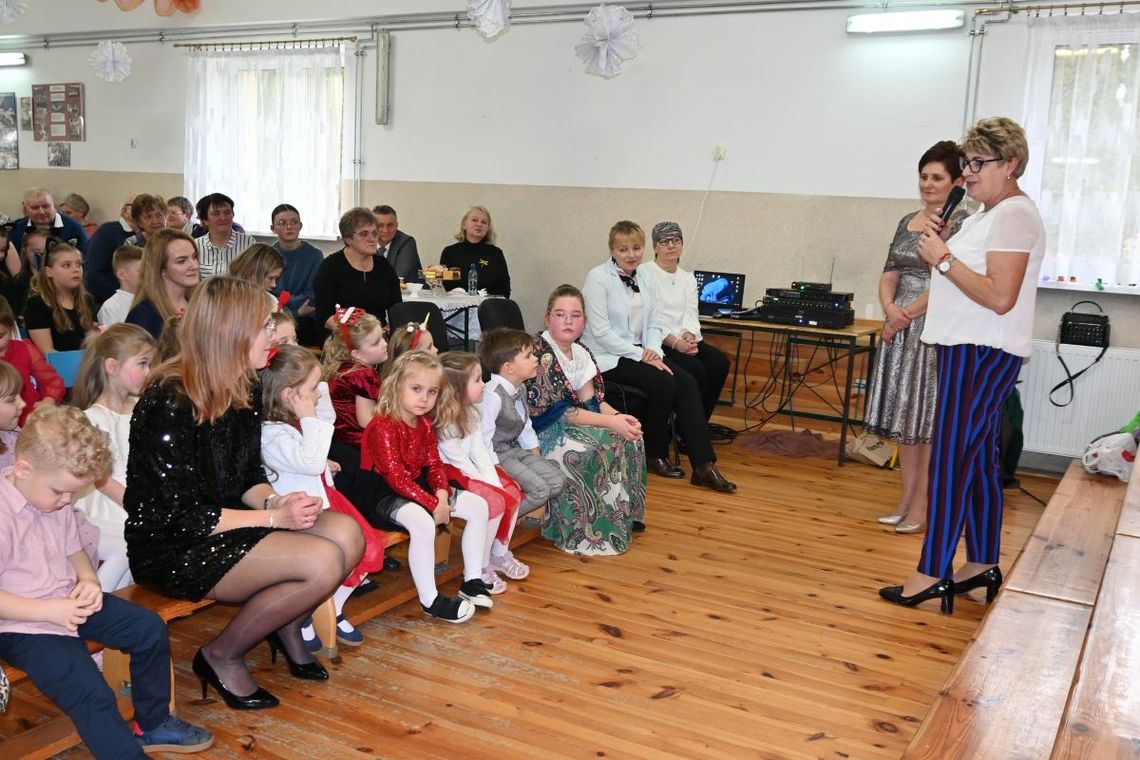 25 stycznia w szkole podstawowej w Rogóźnie odbyła się uroczystość z okazji Dnia Babci i Dnia Dziadka