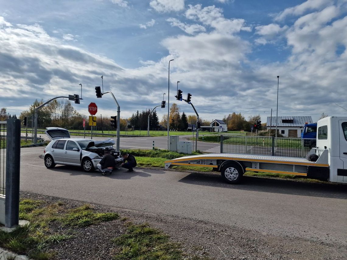 68-letni kierujący volkswagenem nie zdążył wyhamować i uderzył w tył hondy.