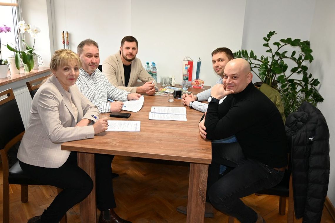 W miejscowości Rogóźno, w gminie Tomaszów Lubelski, powstanie żłobek. Władze podpisały umowę z wykonawcą.