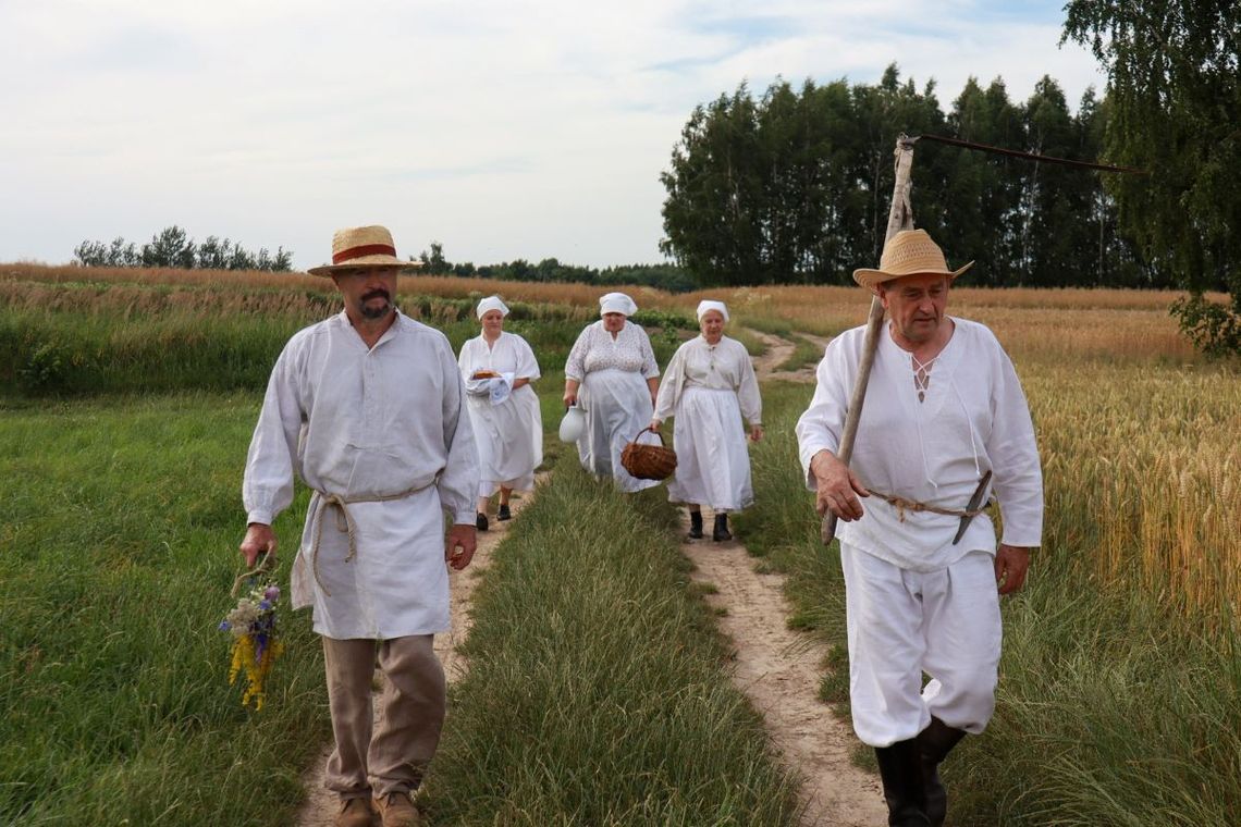 Na polu Grupa Rekonstrukcji Historycznej Ludności i Tomaszowski Szwadron zaprezentują dawne żniwowanie.