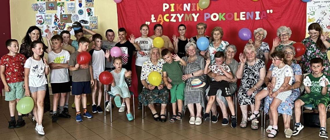 W Świetlicy Środowiskowej w Majdanku realizowany był projekt socjalny „Łączymy Pokolenia”.