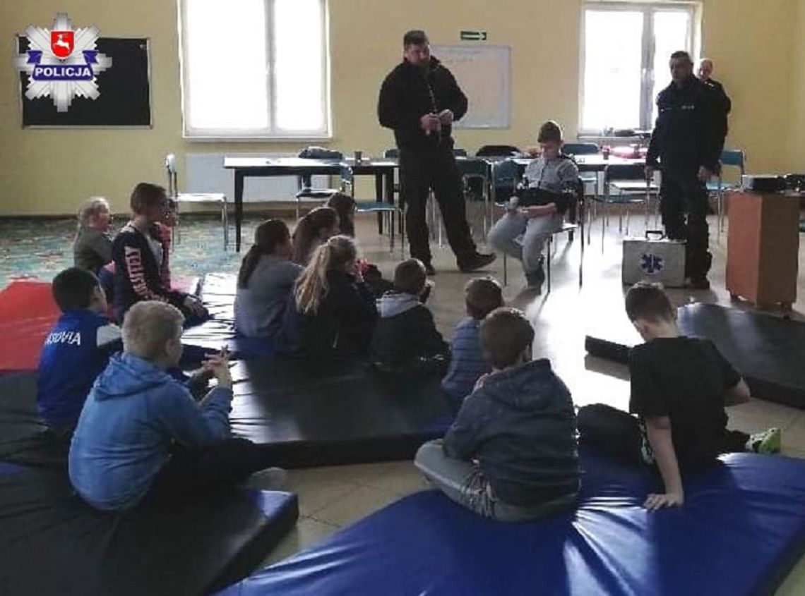 Gm. Tomaszów Lubelski: Możesz uratować życie - dzielnicowy odwiedził dzieci w Majdanku