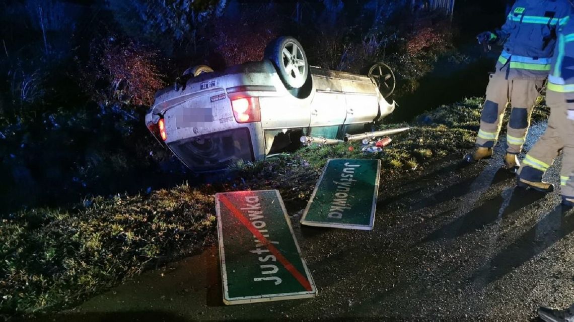 20-letni mieszkaniec gm. Rachanie doprowadził do dachowania pojazdu. Kierował pod wpływem alkoholu.