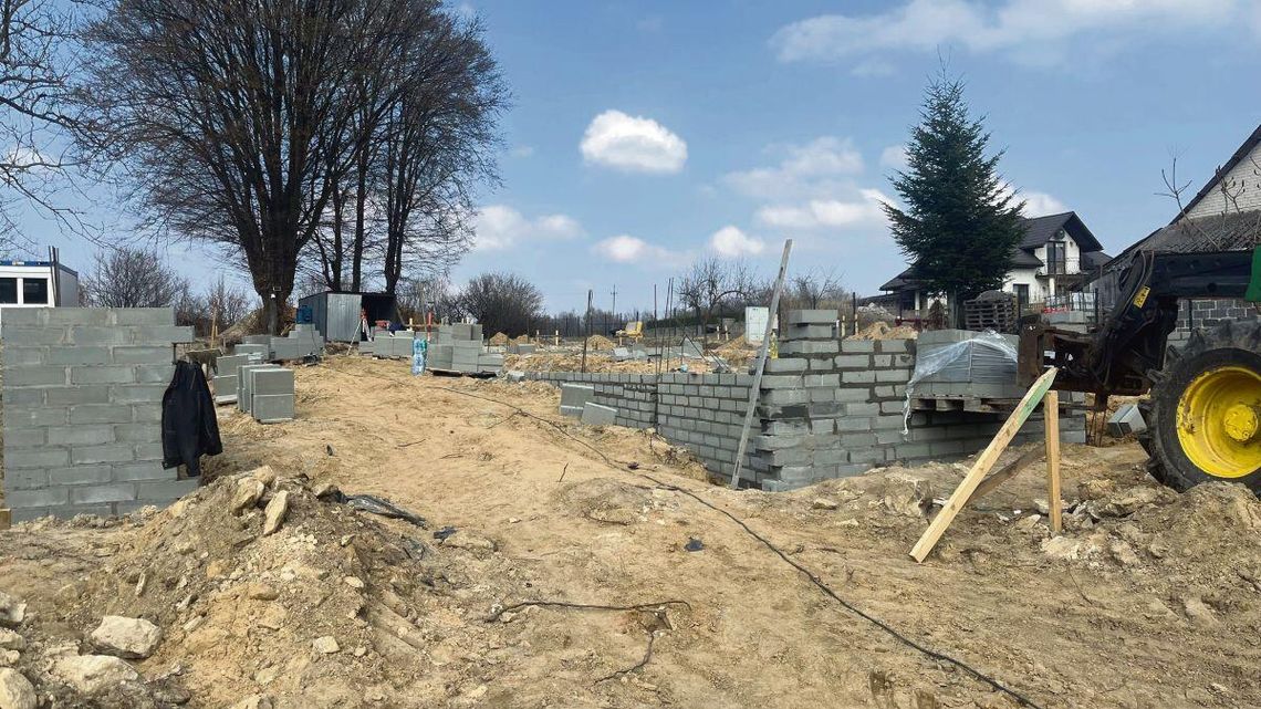 Gm. Tomaszów Lubelski: Niech się rodzą dzieci! Gmina już buduje żłobki Kluby dziecięce w Rogóźnie i Majdanie Górnym w przyszłym roku będą już otwarte.