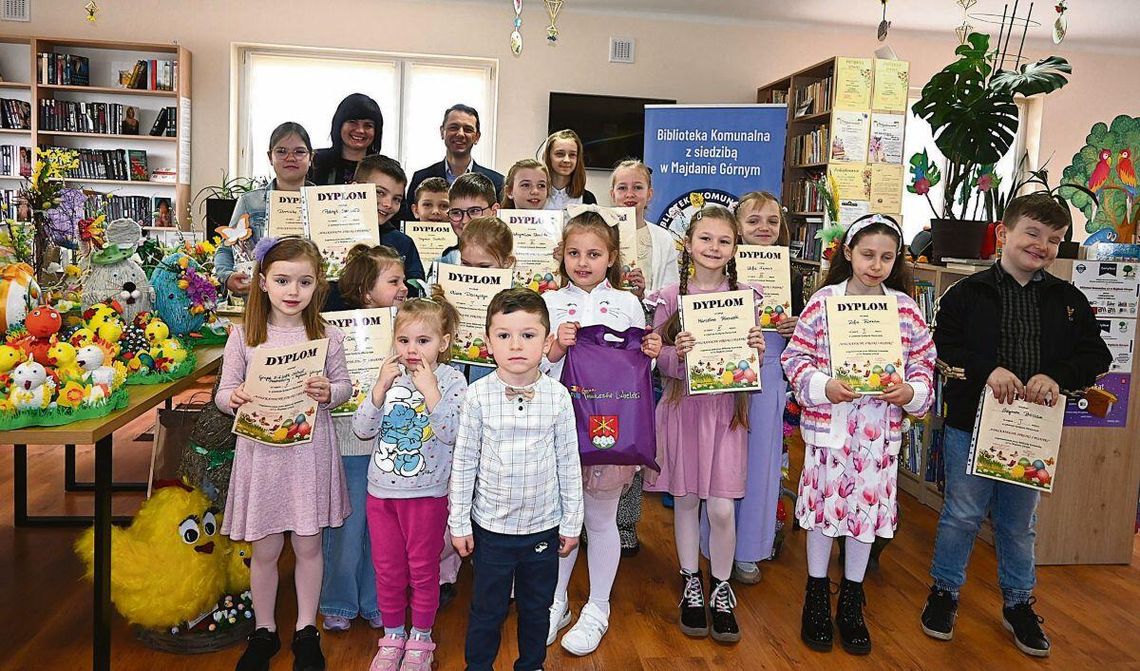 Laureaci gminnego konkursu „Wielkanocne stroiki i pisanki”.