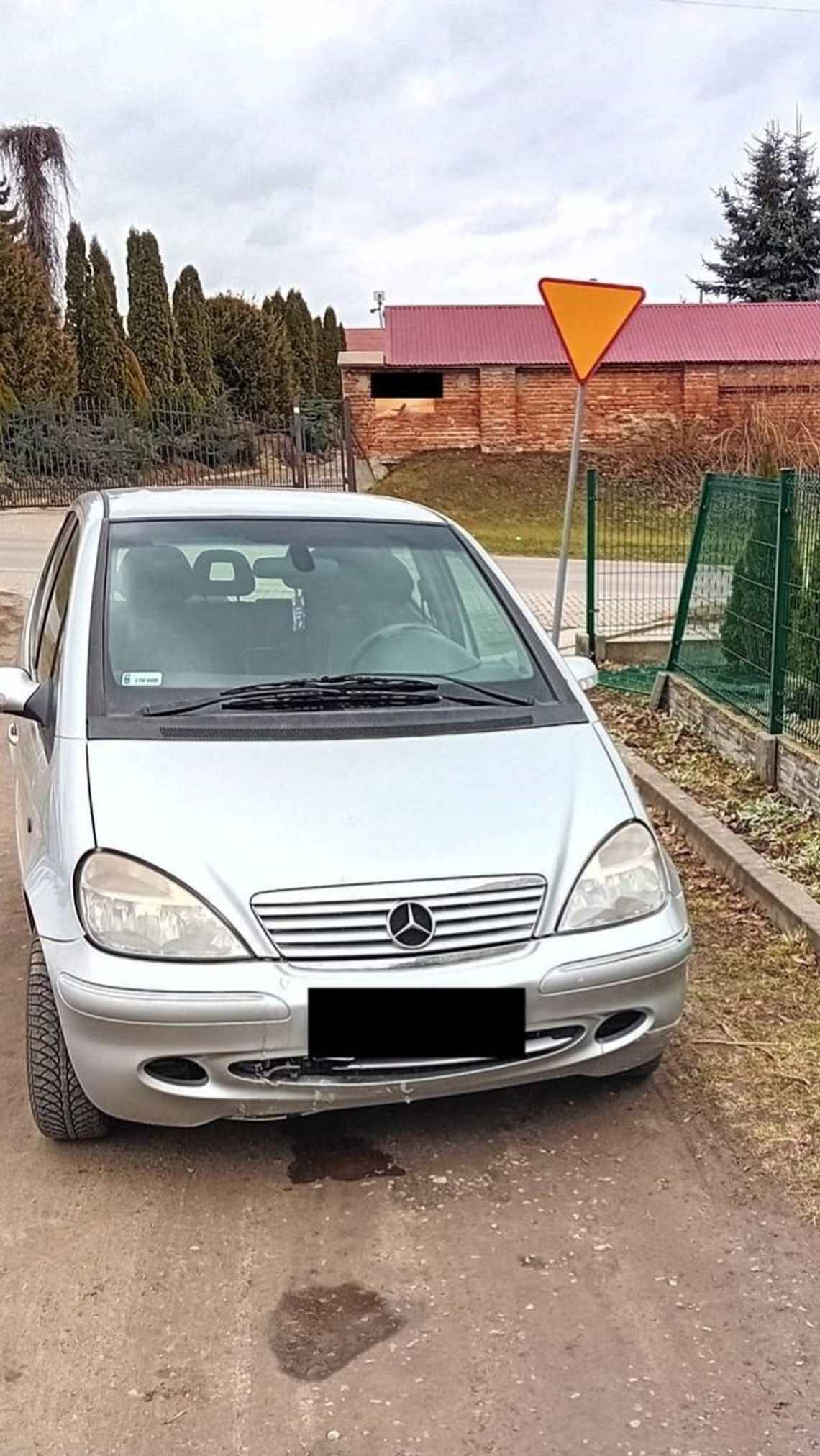 62-latek miał 3 promile alkoholu w wydychanym powietrzu, ale nie miał prawa jazdy. jechał po alkoholu do sklepu, ale zatrzymał się na płocie w Leopoldowie