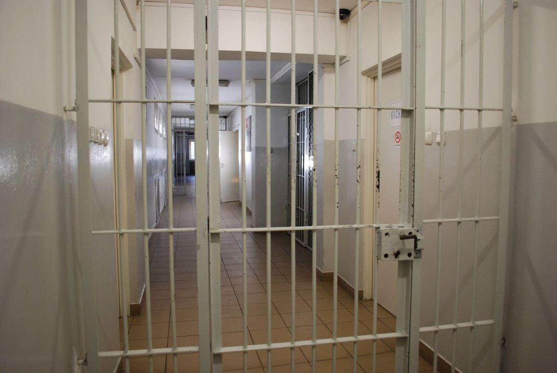 Poszukiwany przez policję 42-latek z Nieledwi wkrótce trafi za więzienne kraty, gdzie ma do odsiadki 8 miesiecy.