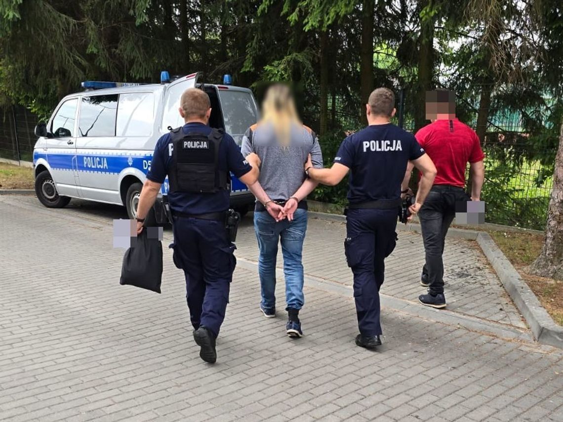 Dwaj mężczyźni (50 i 38 lat) – usłyszeli zarzuty posiadania znacznych ilości środków odurzających oraz przyrządów służących do ich produkcji, młodszy z tymczasowo aresztowanych będzie odpowiadał w warunkach recydywy.