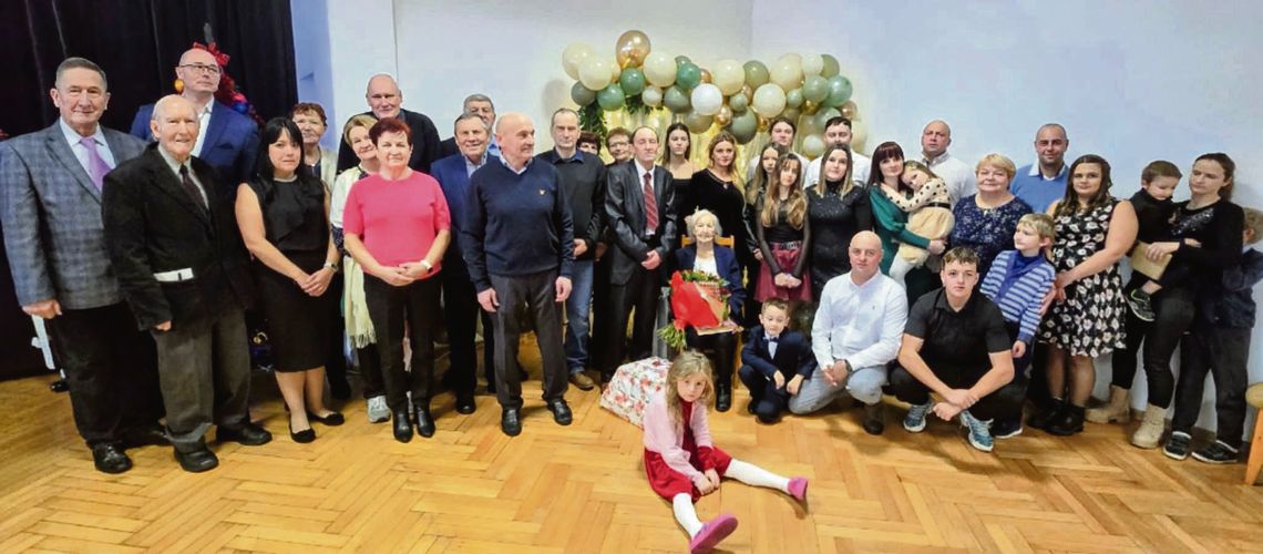 Rodzinne zdjęcie z dostojną jubilatką Marianną.