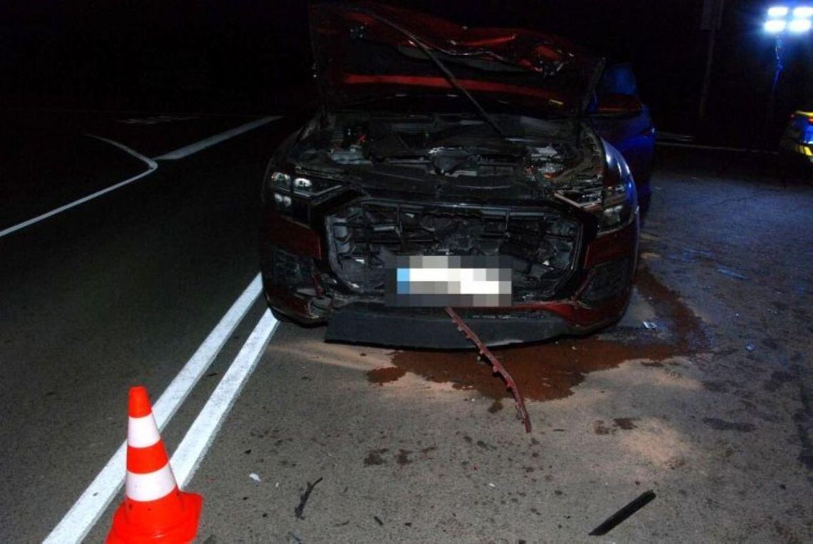 62-latek z Ukrainy, kierujący audi, wyprzedzał na skrzyżowaniu trzy auta i uderzył z impetem w skręcającą kię. Kierowca tego samochodu zginął na miejscu.