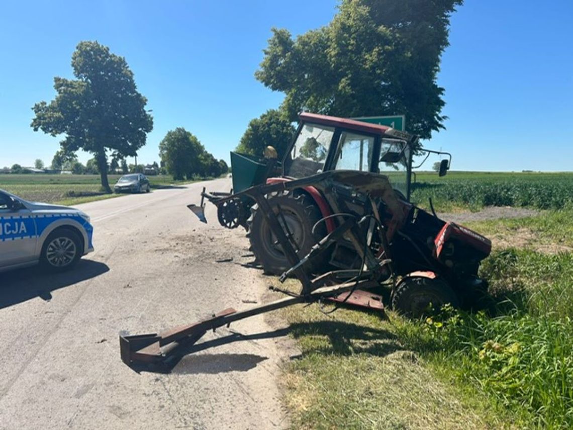 Sprawcą kolizji była kierująca ciągnikiem rolniczym, która wyjeżdżając z drogi podporządkowanej wymusiła pierwszeństwo na 27-latku, kierującym BMW.