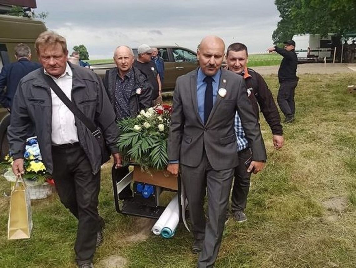 Ubiegłoroczna XVI pielgrzymka z Dynisk do Uhnowa zorganizowana przez ks. Wiesława Mokrzyckiego – proboszcza parafii pw. Świętego Antoniego z Dynisk i wójta gminy Ulhówek Łukasza Kłębka wyruszyła 11 czerwca.