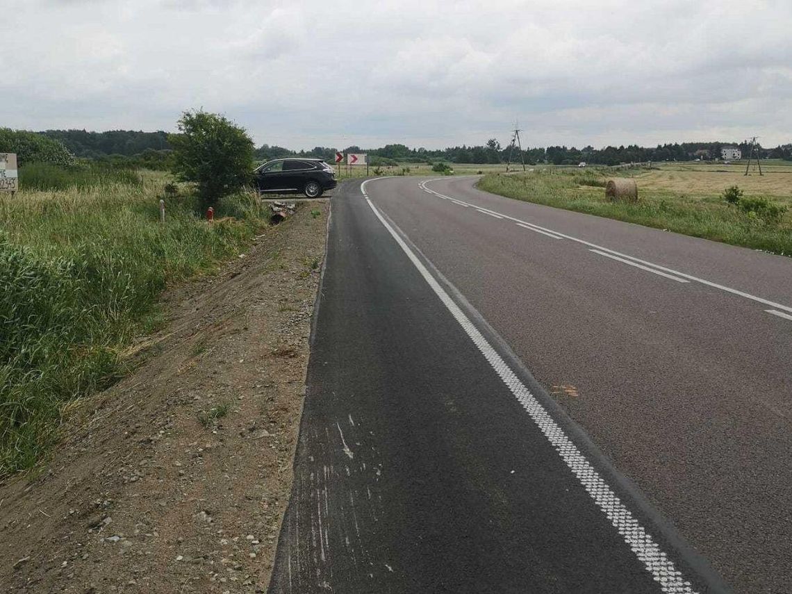 Gm. Zamość: Piesi narzekali na auta, kierowcom przeszkadzali piesi i rowerzyści. Wreszcie rozwiązano problem Tak wygląda nowe pobocze twarde w Mokrem.