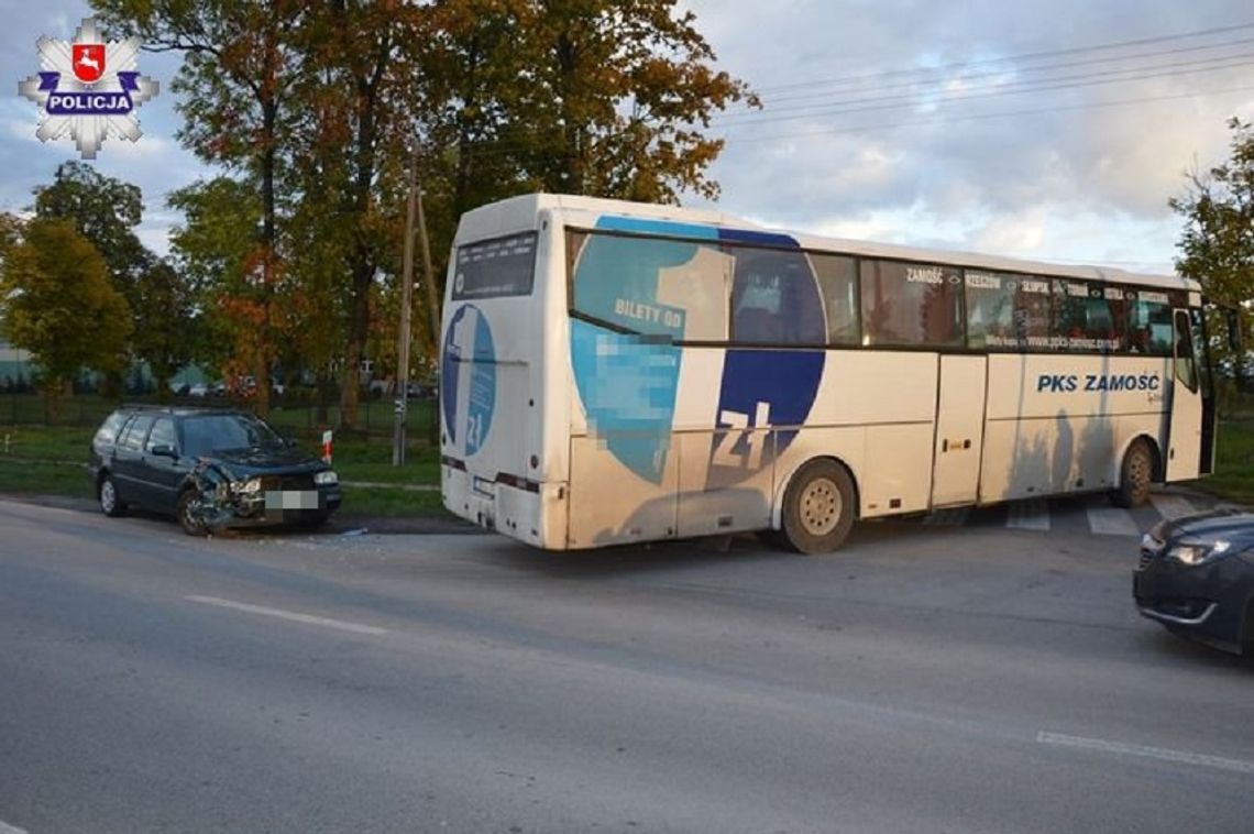 Gm. Zamość: Wypadek w Żdanowie. Volkswagen zderzył się z autobusem (ZDJĘCIA)