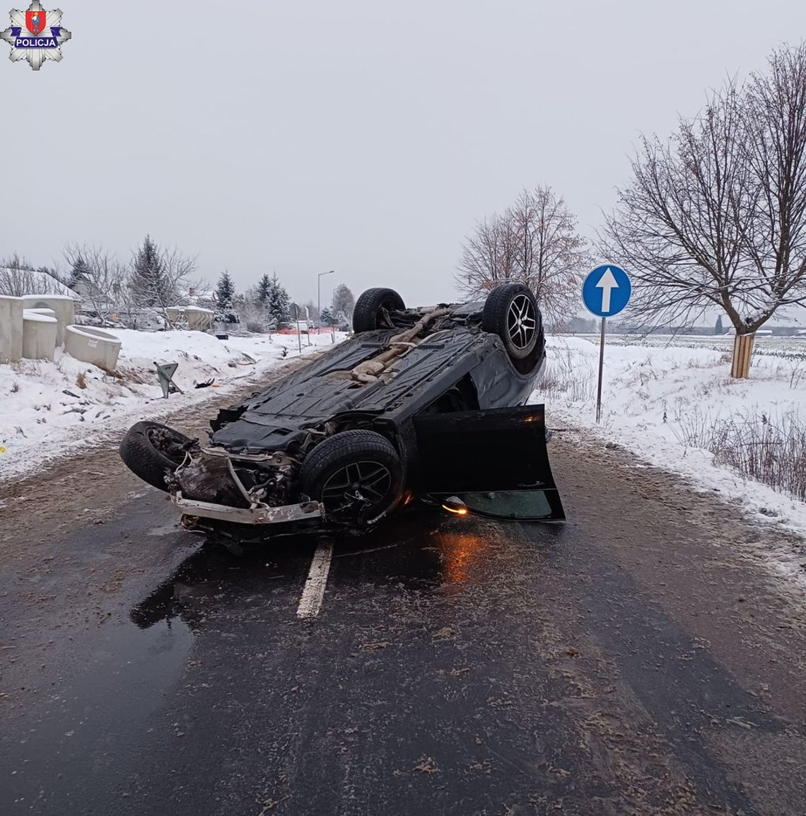 Gm. Zamość: Wyprzedził forda i się zaczęło! Skasował znaki i dachował. Kierowca był pijany Nietrzeźwy kierowca mercedesa dachował w Jarosławcu.
