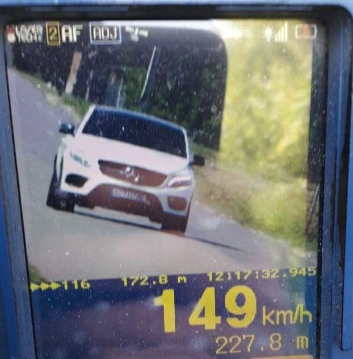 Za rażące naruszenie przepisów drogowych kierowca mercedesa został ukarany mandatem w wysokości 2,5 tys. zł i otrzymał 15 punktów karnych.