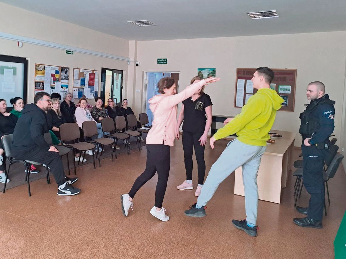 Uczestnicy zajęć w GOPS w Horodle zapoznali się z teorią i przećwiczyli różne techniki samoobrony.